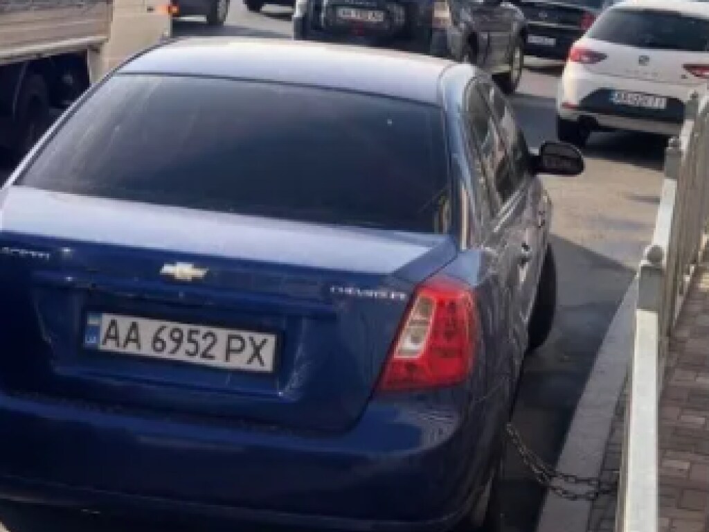 Водитель Сhevrolet приковал к забору свой автомобиль в Киеве (ФОТО)