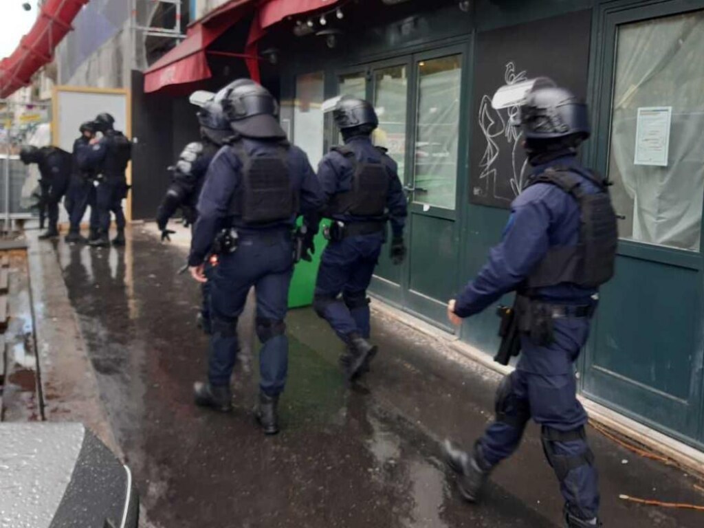 Мужчина с мачете напал на людей возле редакции Charlie Hebdo в Париже, есть пострадавшие (ФОТО)