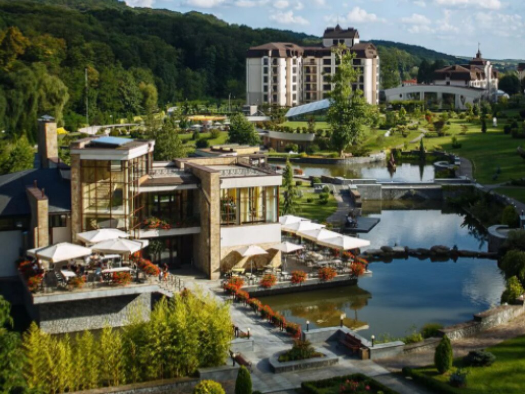 Зеленский остановился в роскошном отеле на Закарпатье (ФОТО)