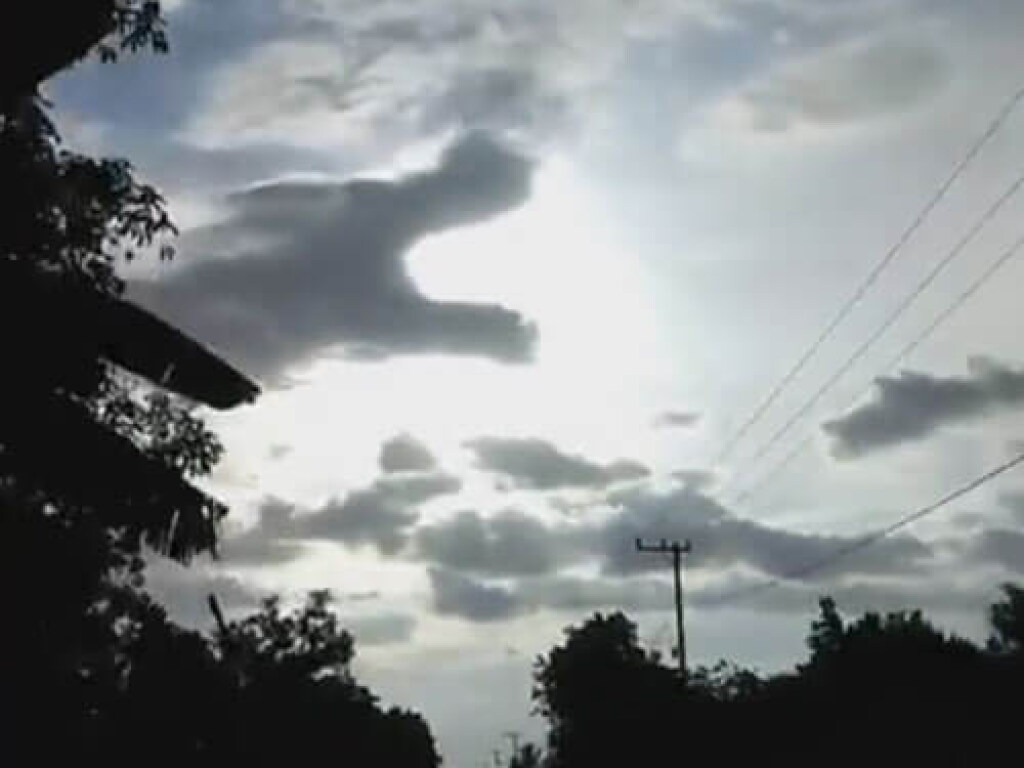 Облако в виде дракона появилось в небе, чтобы съесть солнце (ФОТО, ВИДЕО)