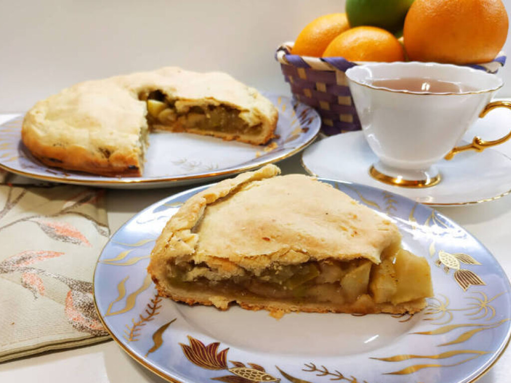 «Просто и очень вкусно»:  классический английский яблочный пирог (ВИДЕО)
