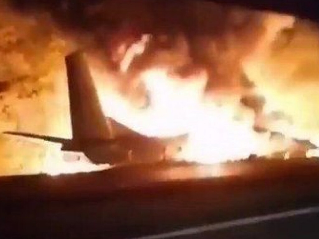 Под Харьковом упал самолет с курсантами: погибли 20 человек – МВД (ВИДЕО)