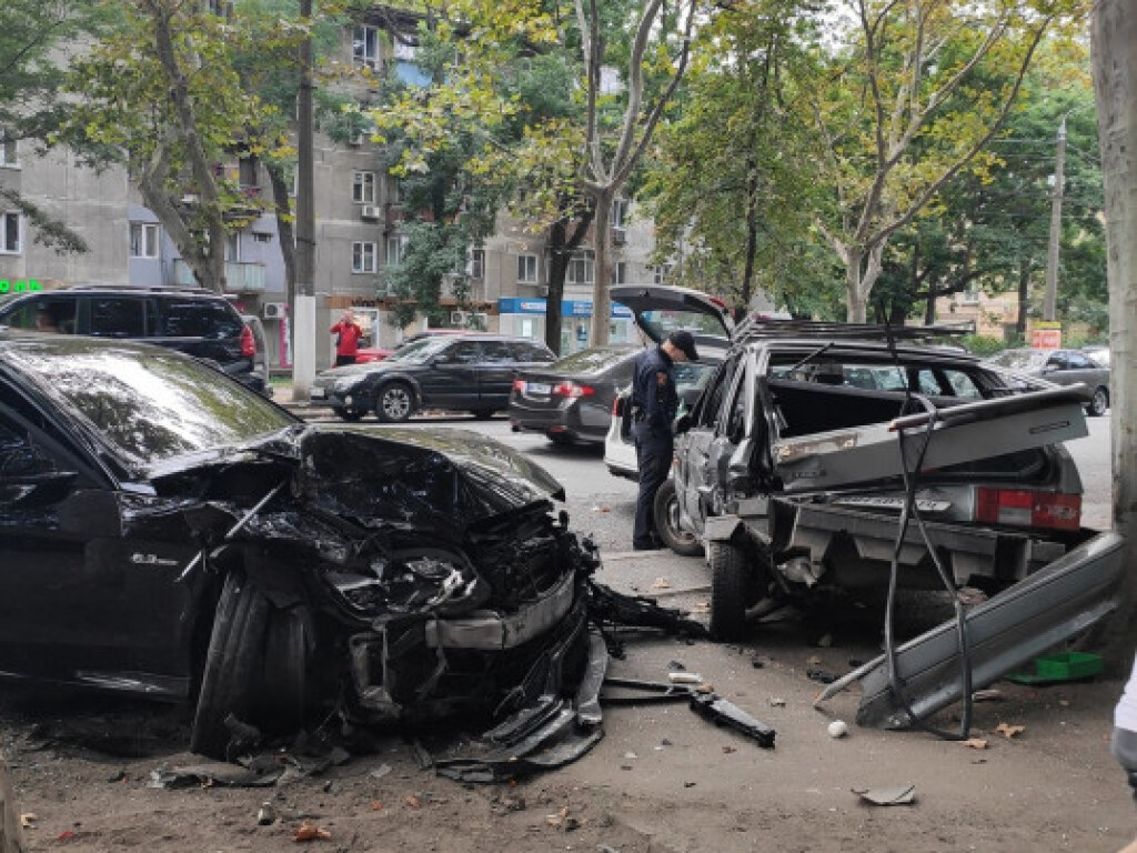 В Одессе масштабное ДТП: лихач на элитном Mercedes разнес шесть авто всмятку (ФОТО)