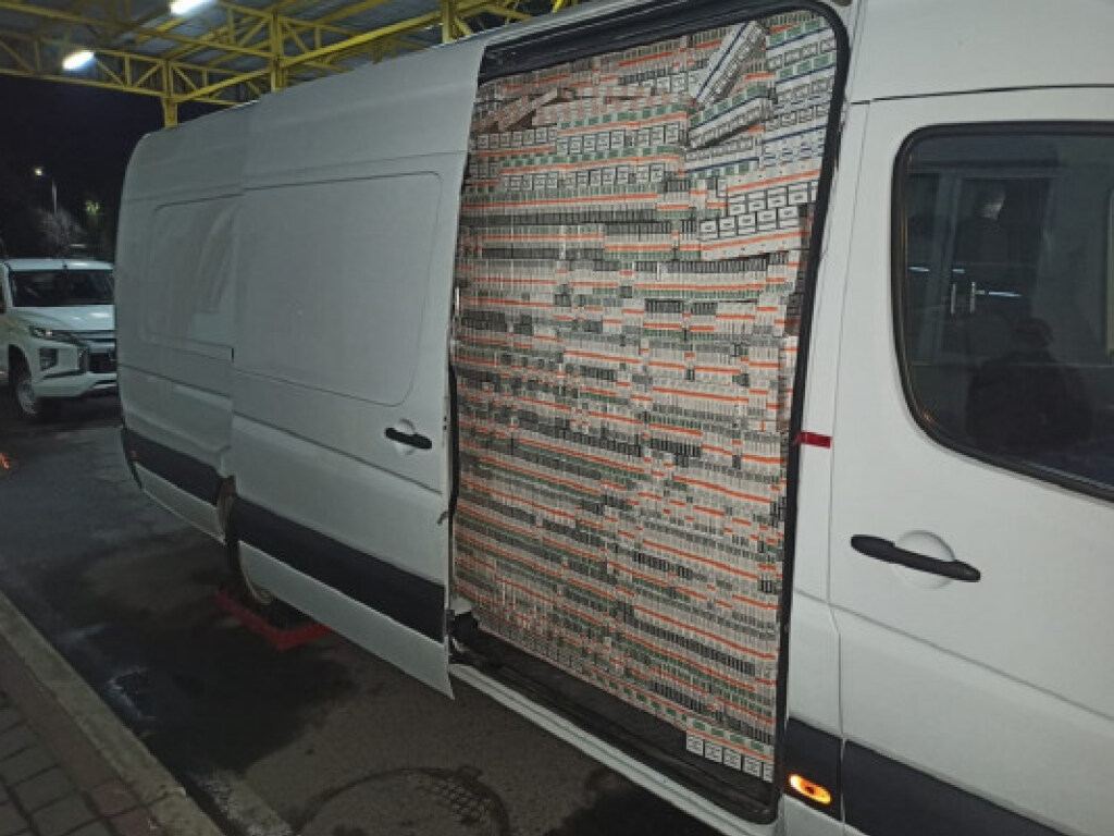 Псевдодипломат хотел провезти в Венгрию целый автобус контрабандных сигарет (ФОТО, ВИДЕО)