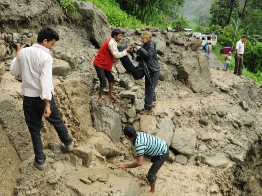 Масштабный оползень в Непале унес жизни 10-ти человек, шесть пропало без вести (ФОТО)