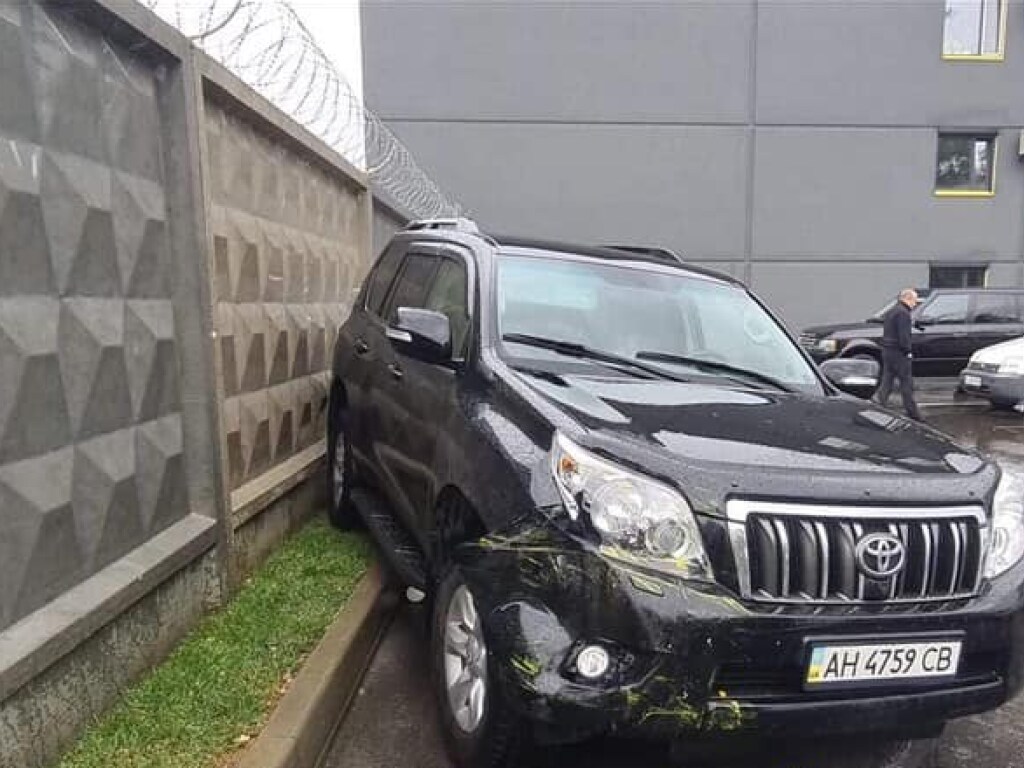 Под Киевом нетрезвый водитель Toyota протаранил 3 авто и врезался в забор (ВИДЕО)