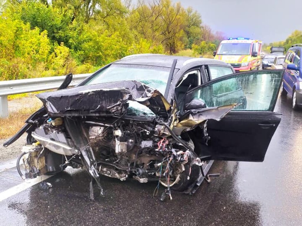 Автомобиль повис на отбойнике: в Черниговской области в результате ДТП погибли 2 человека (ФОТО)