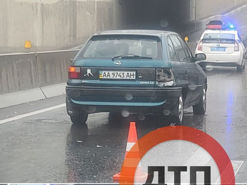 На Дорогожичах в Киеве мотоциклист врезался в Opel (ФОТО)