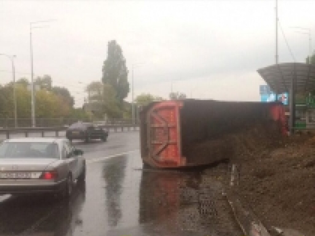 На мосту Патона в Киеве перевернулся грузовик: водитель погиб на месте (ФОТО, ВИДЕО)