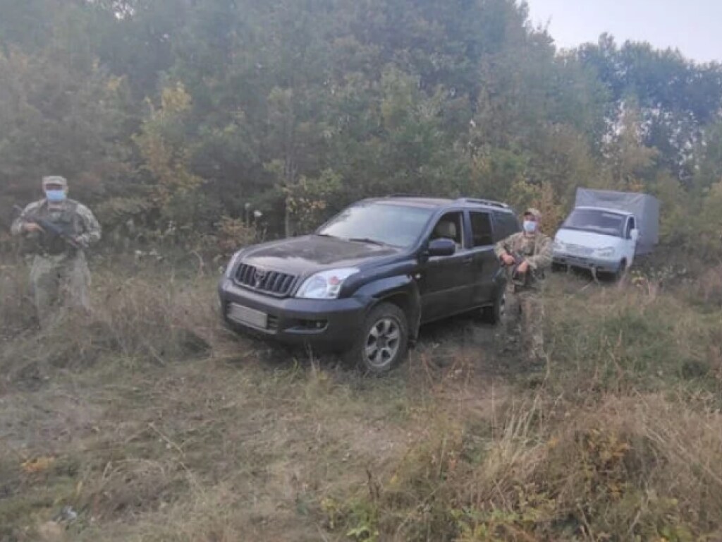 На границе с РФ задержали авто с 600 килограммами контрабандной красной икры (ФОТО, ВИДЕО)