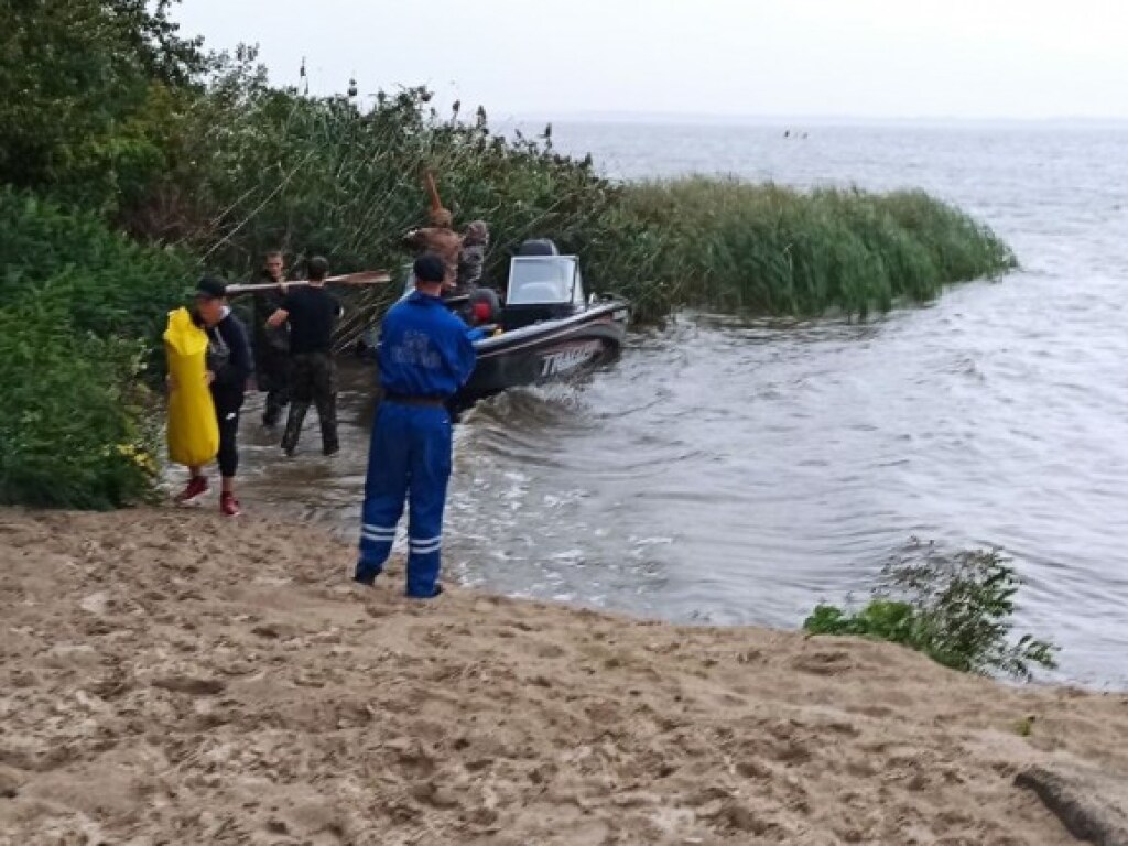 На Днепре под Киевом перевернулась лодка: в воде оказались 9 человек (ФОТО)
