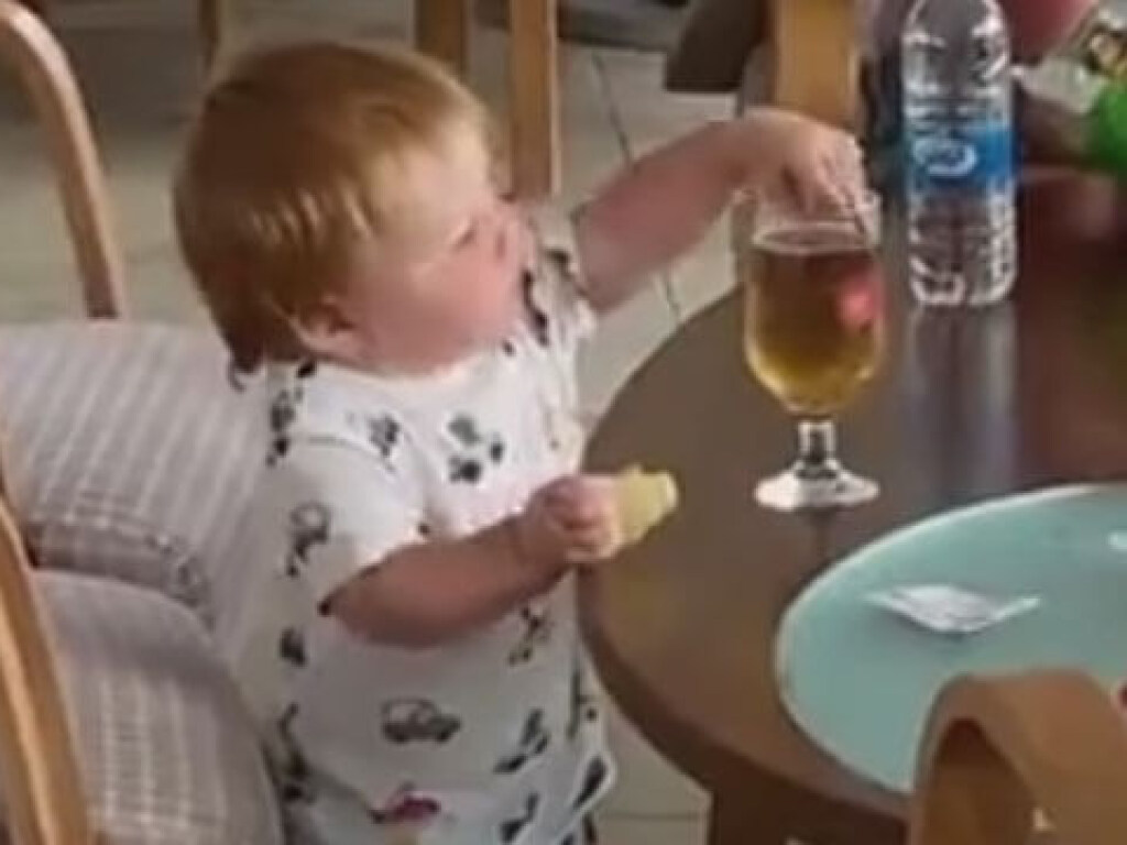 Неизведанная жидкость: собственная неловкость не позволила мальчику выпить его первое в жизни пиво (ФОТО, ВИДЕО)