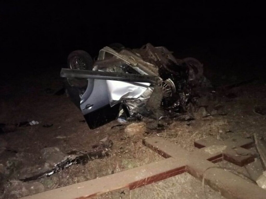 В Одесской области столкнулись «ВАЗ» и Mitsubishi: водитель погиб, когда авто отбросило на дорожный указатель (ФОТО)