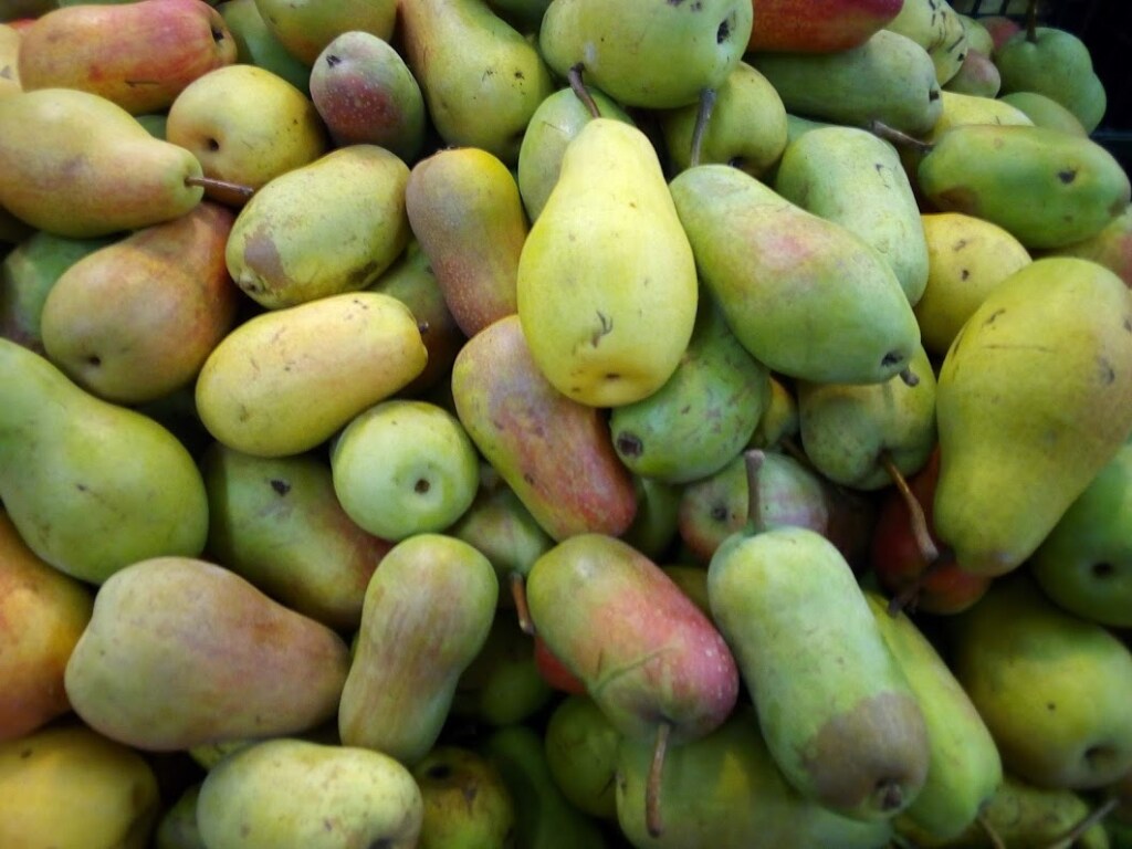 В столичных магазинах осенью расширили ассортимент фруктов: появилась хурма, подешевели груши (ФОТО)