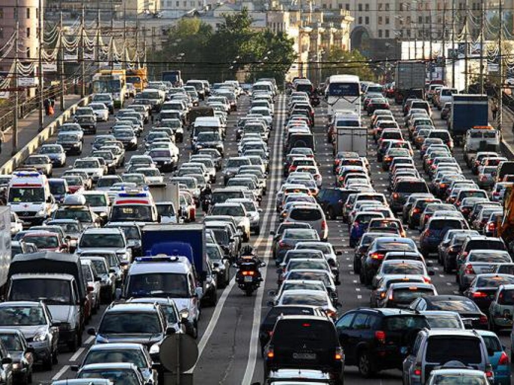 Утром в Киеве на дорогах образовались масштабные автомобильные заторы (КАРТА)