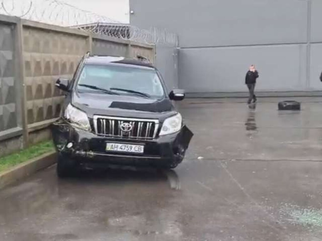 В Киевской области возле супермаркета Toyota Land Cruiser Prado разбил припаркованные авто и машину с ребенком (ФОТО, ВИДЕО)