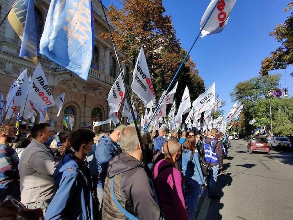 Требуют поддержки со стороны властей: под Радой проводят митинг предприниматели (ФОТО, ВИДЕО)