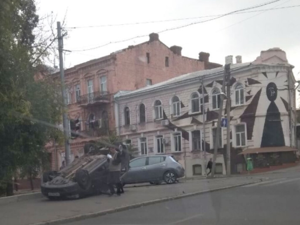 В Харькове столкнулись Renault Logan и Nіssan Leaf: такси с пассажирами перевернулось (ФОТО)