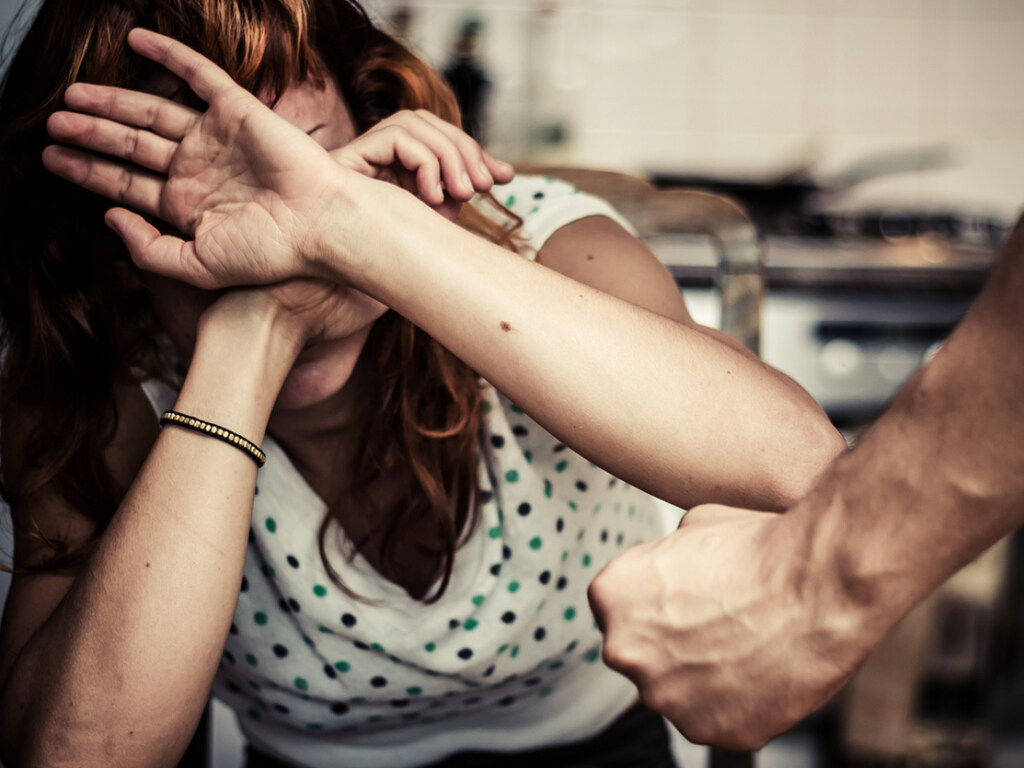 Психолог рассказала, почему жертва домашнего насилия редко уходит от агрессора