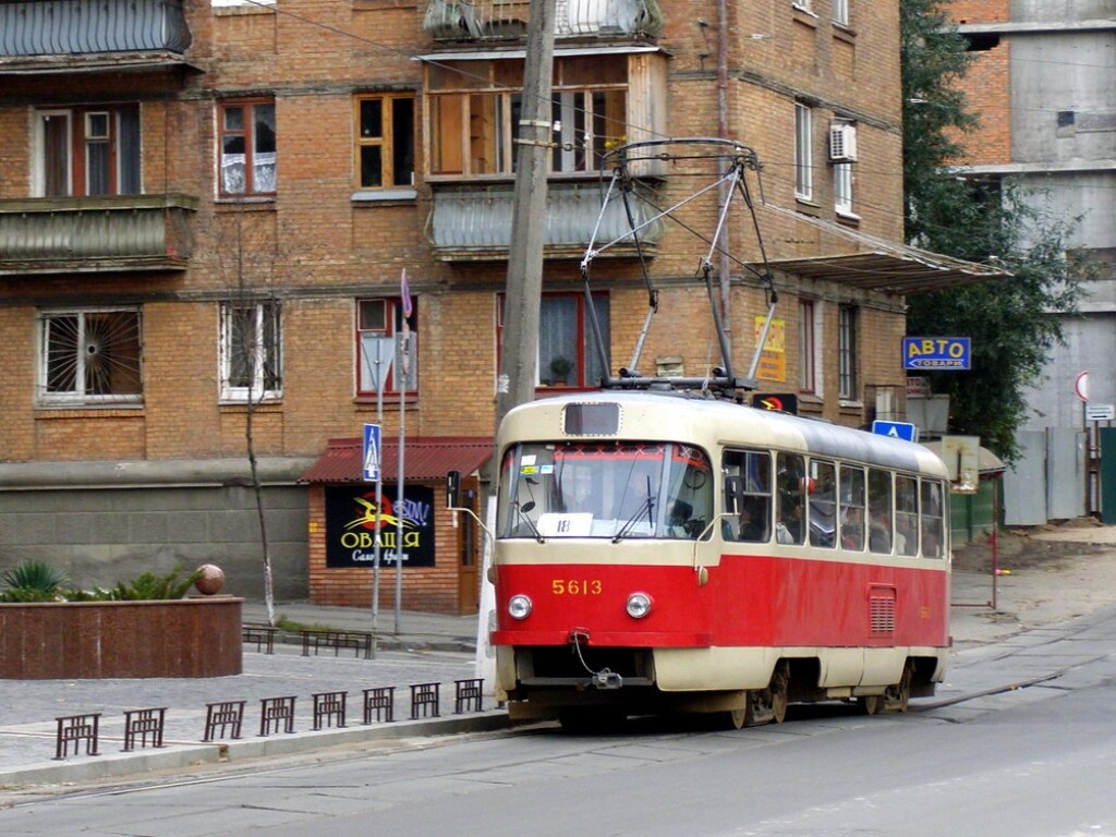 Возле станции метро «Лукьяновская» оборвались трамвайные провода: образовались пробки (ВИДЕО)