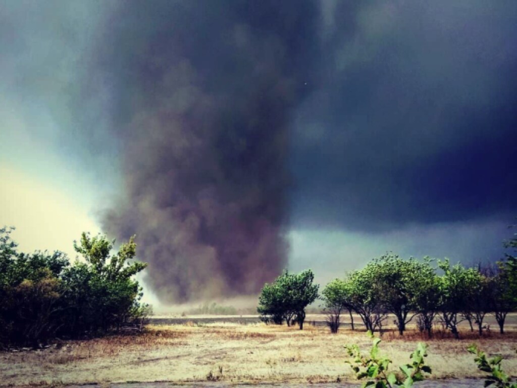 В Сети появились фото и видео мощного торнадо в Херсонской области
