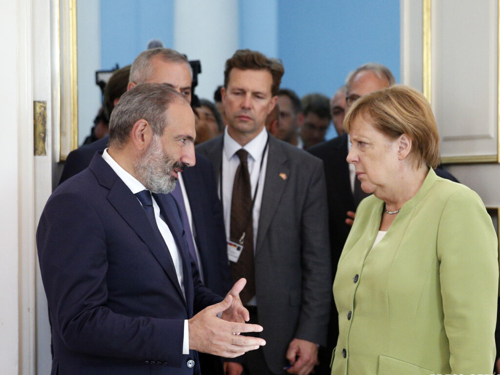 Премьер-министр Армении провел телефонный разговор с Ангелой Меркель