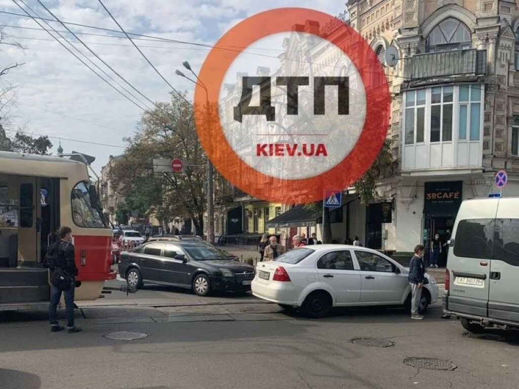 ДТП в Киеве:  на Подоле остановились трамваи  (ФОТО)