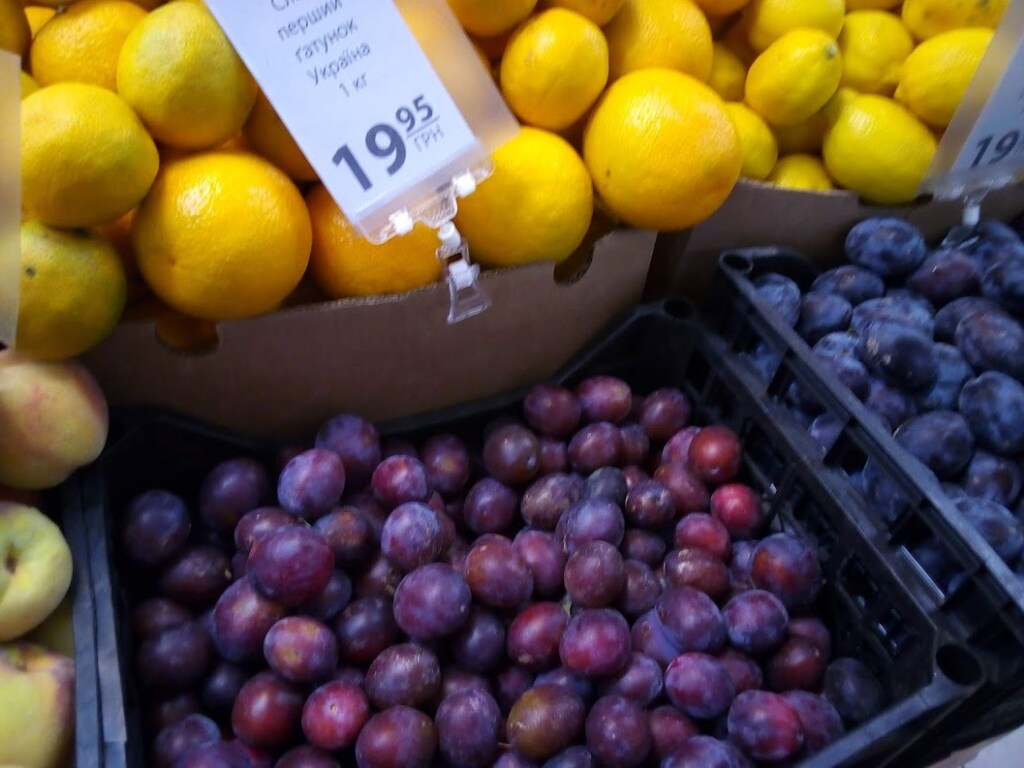 В столичных супермаркетах подорожали бананы, но подешевели сливы и лимоны (ФОТО)