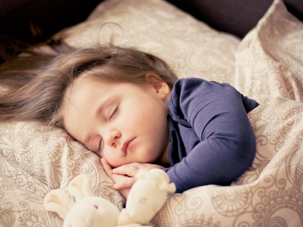 Эксперты назвали лучшее время для сна у всех возрастов