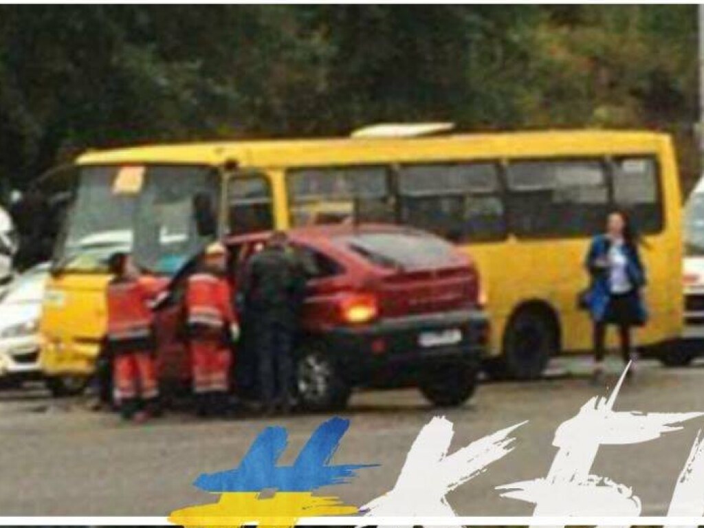 На Виноградаре в Киеве красный внедорожник врезался в маршрутку: есть пострадавшие (ФОТО)