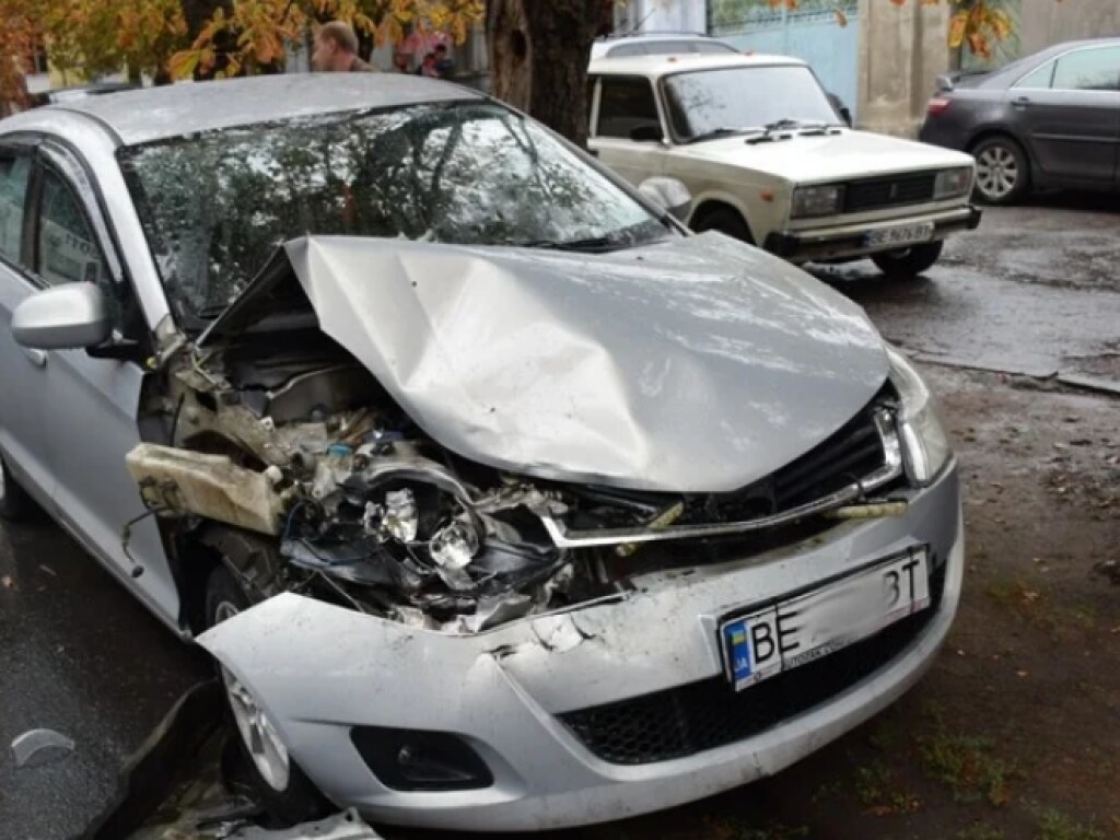В центре Николаева произошла тройная авария с участием такси (ФОТО)