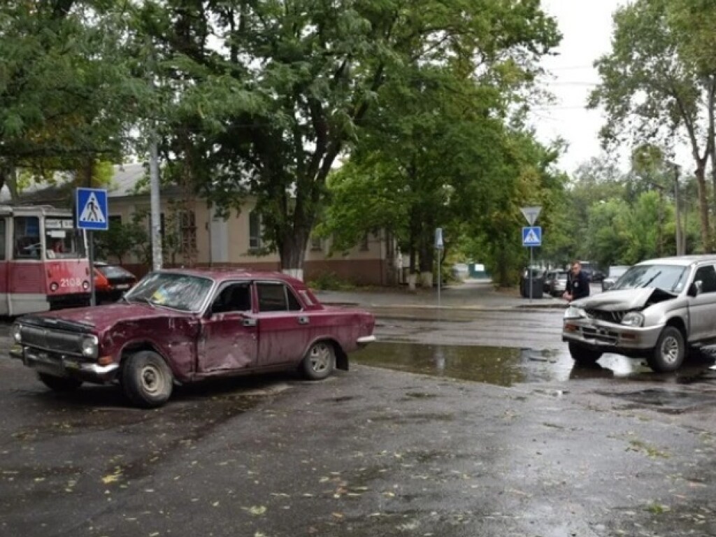 Из-за столкновения «Волги» и Mitsubishi в Николаеве было временно заблокировано движение трамваев (ФОТО)