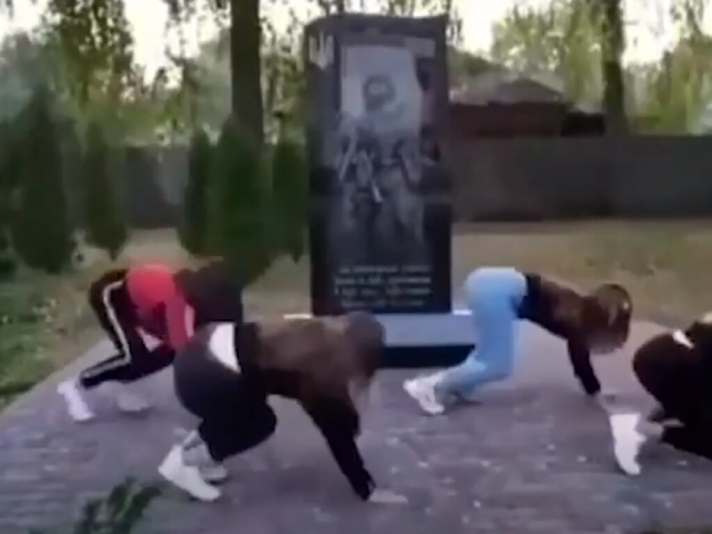 Скандал в Черниговской области: школьницы станцевали тверк у памятника (ФОТО, ВИДЕО)