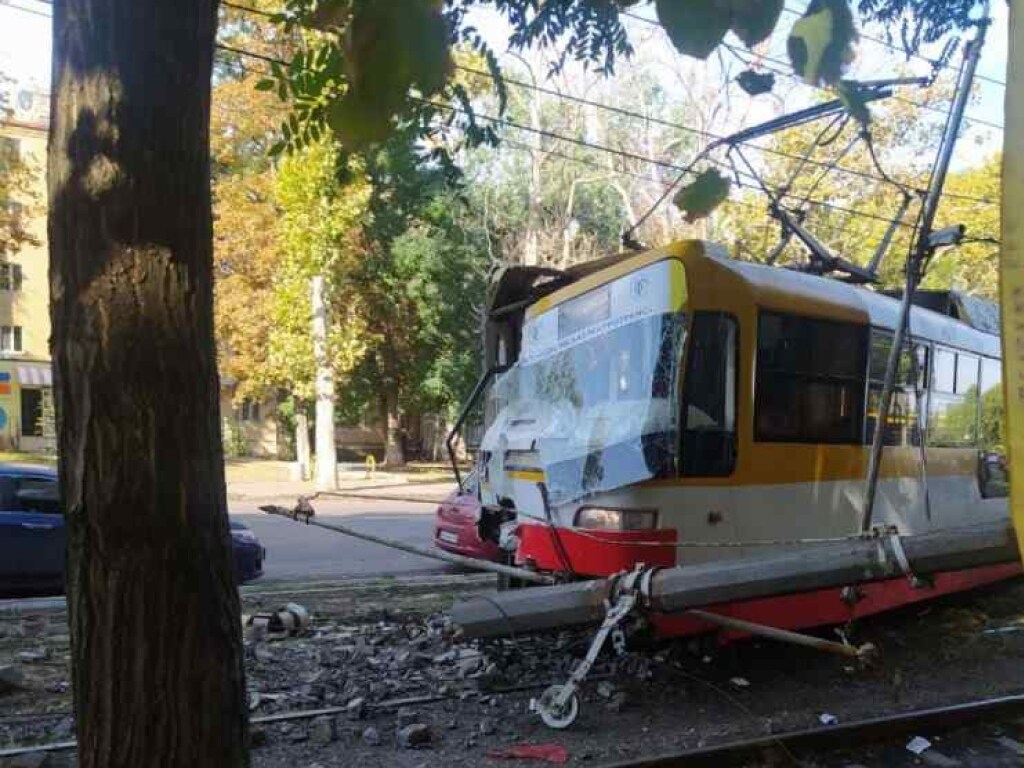 В Одессе трамвай сошел с рельсов: пострадали два человека (ФОТО)