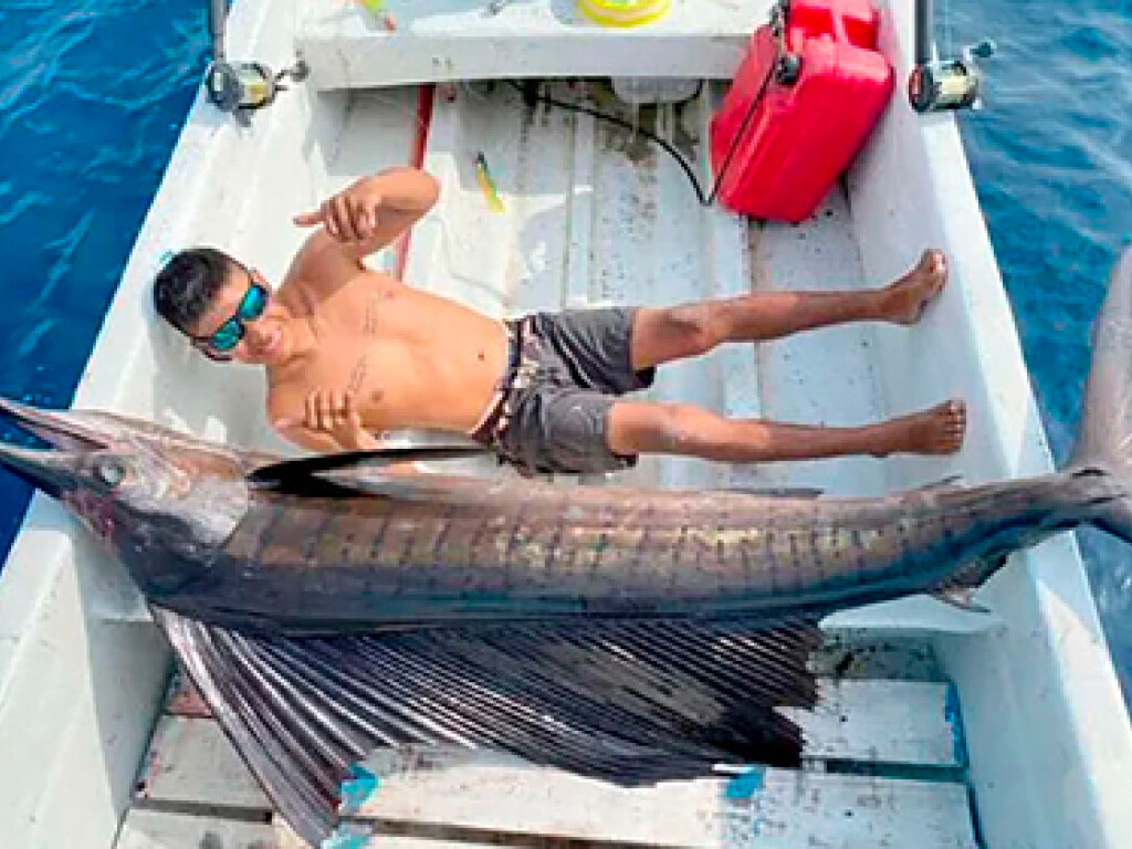 Мексиканский рыбак поймал рыбу больше него самого (ФОТО)