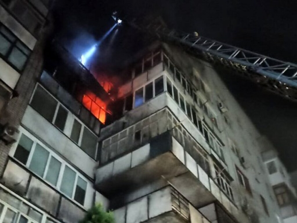 В Новомосковске пожар на балконе перекинулся на три этажа (ФОТО)