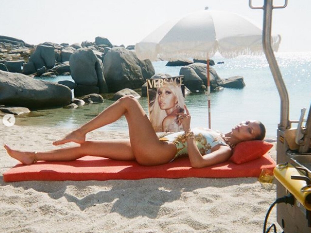 Супермодель Белла Хадид соблазнительно отдыхала на пляже (ФОТО)