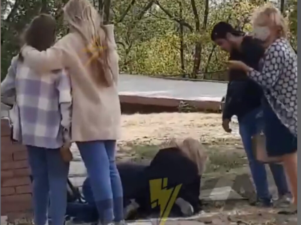 В Харькове крупная ветка дерева рухнула на девушку (ФОТО, ВИДЕО)