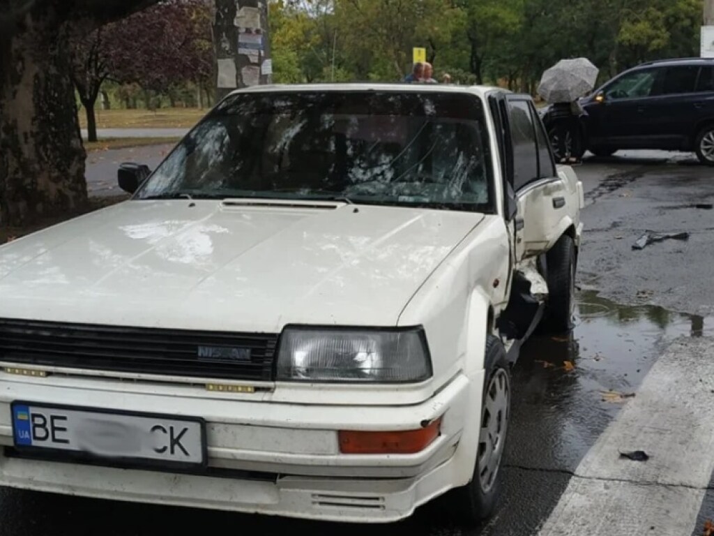 В центре Николаева автоледи на Volkswagen Tiguan врезалась в Nissan (ФОТО)