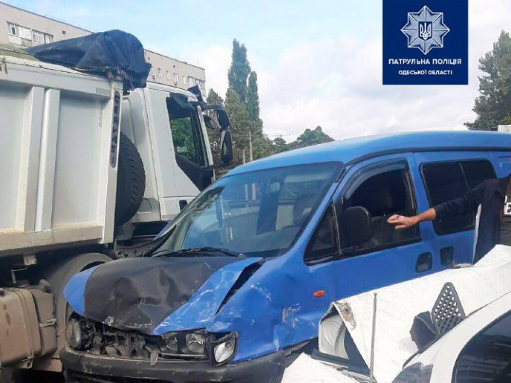 В Одессе столкнулись грузовик, микроавтобус и легковушка: пострадала женщина (ФОТО)
