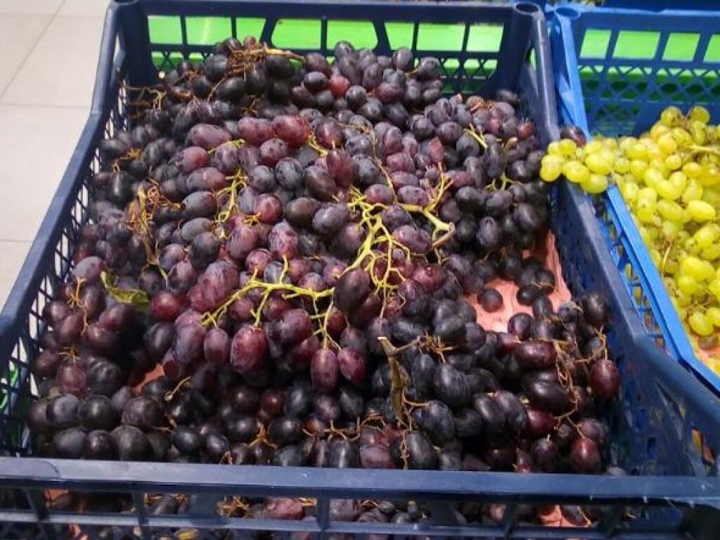В столичных супермаркетах подешевели несколько сортов винограда и яблоки: обзор цен (ФОТО)