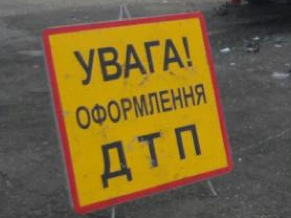 На Березняках в Киеве на повороте столкнулись иномарка и внедорожник (ВИДЕО)