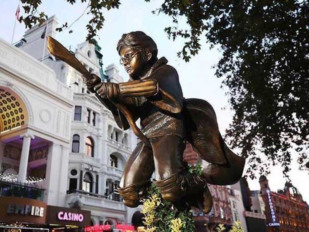 Статуя Гарри Поттера появилась в центре Лондона (ФОТО)