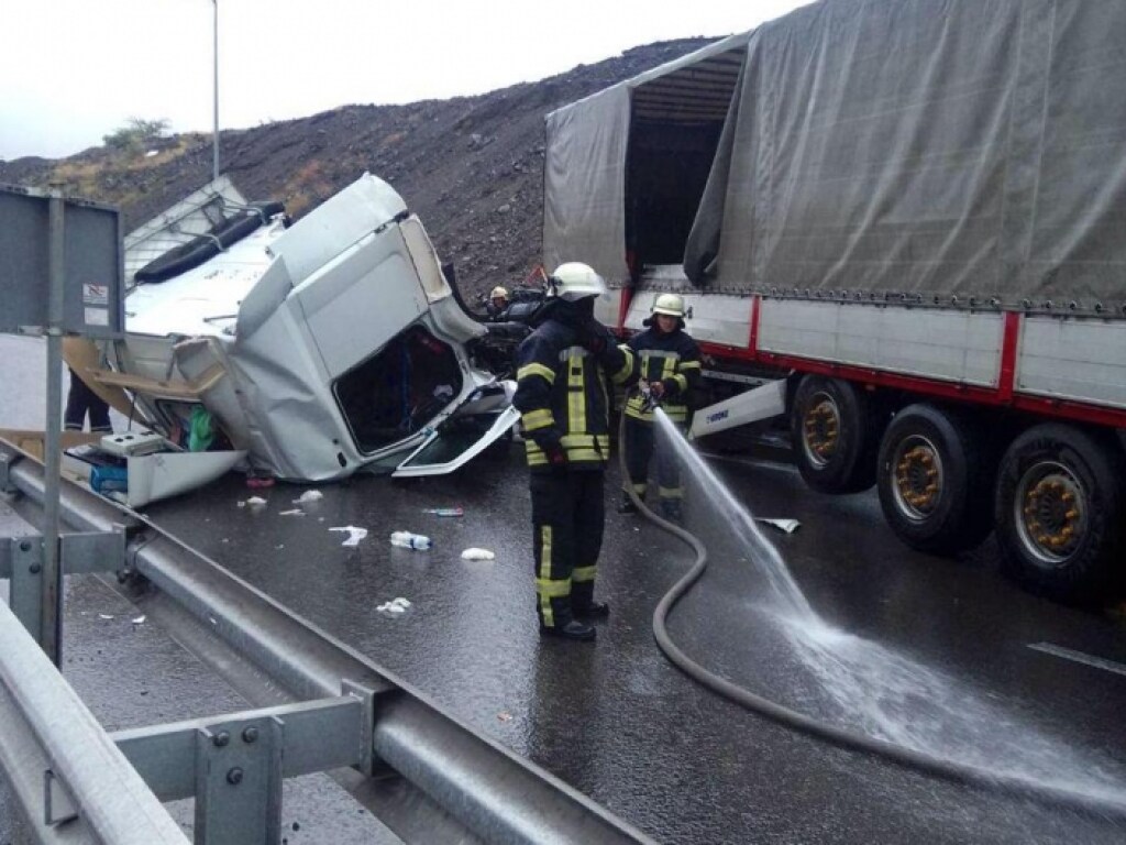В Запорожье грузовик столкнулся с отбойником: есть пострадавшие (ФОТО)