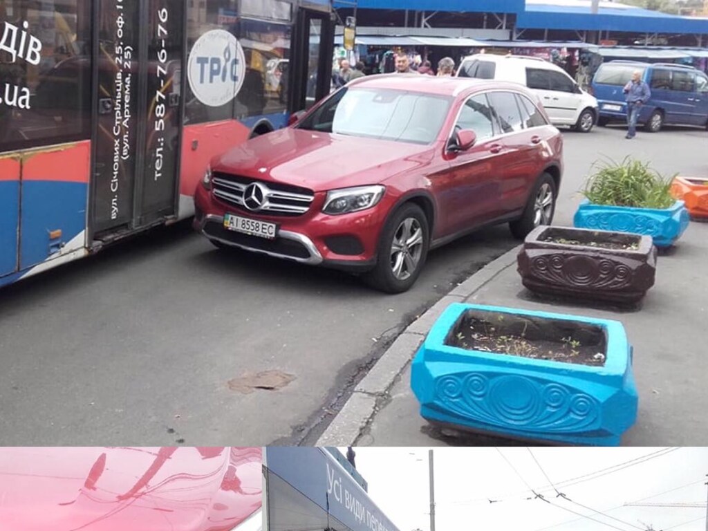 На столичной Лукьяновке заблокировано движение транспорта из-за парковки автохама на Mercedes (ФОТО)