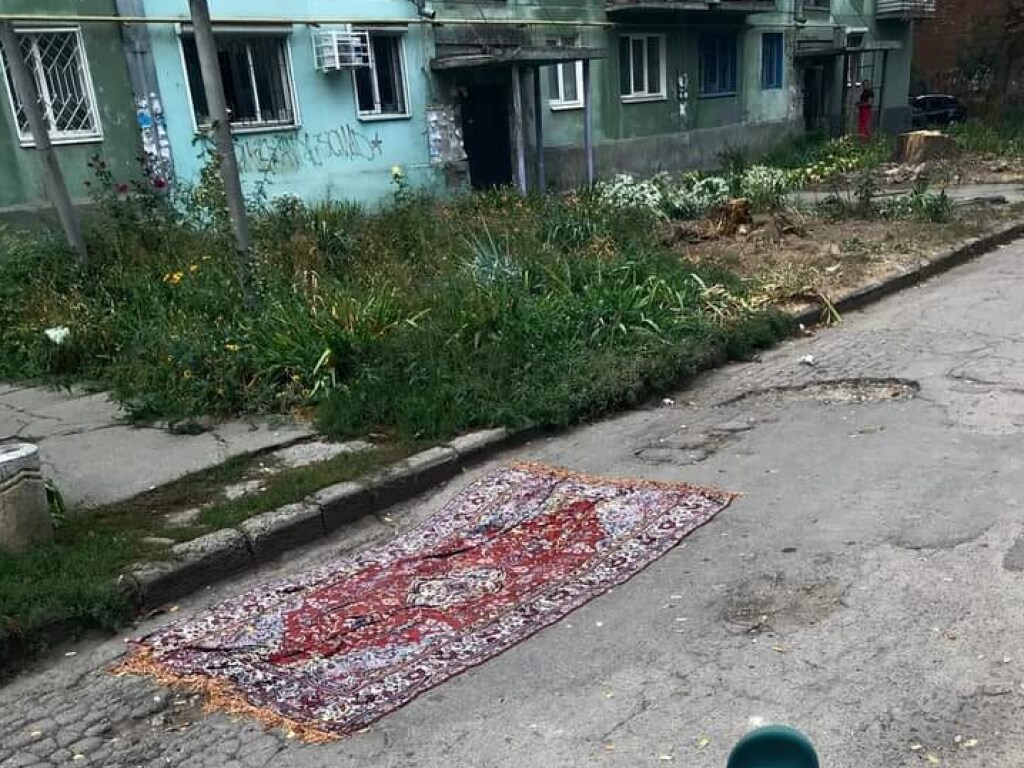 В Запорожье на дороге постелили ковер, чтобы перекрыть слишком большие дыры (ФОТО)