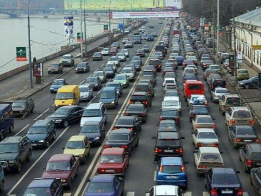 Утром на дорогах Киева возникли масштабные пробки (КАРТА)