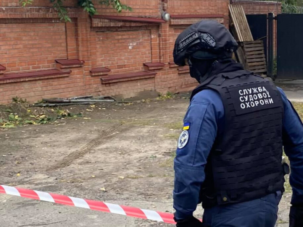 Во внутреннем дворе офиса Антикорсуда в Киеве проводится проверка после ночного взрыва (ФОТО)