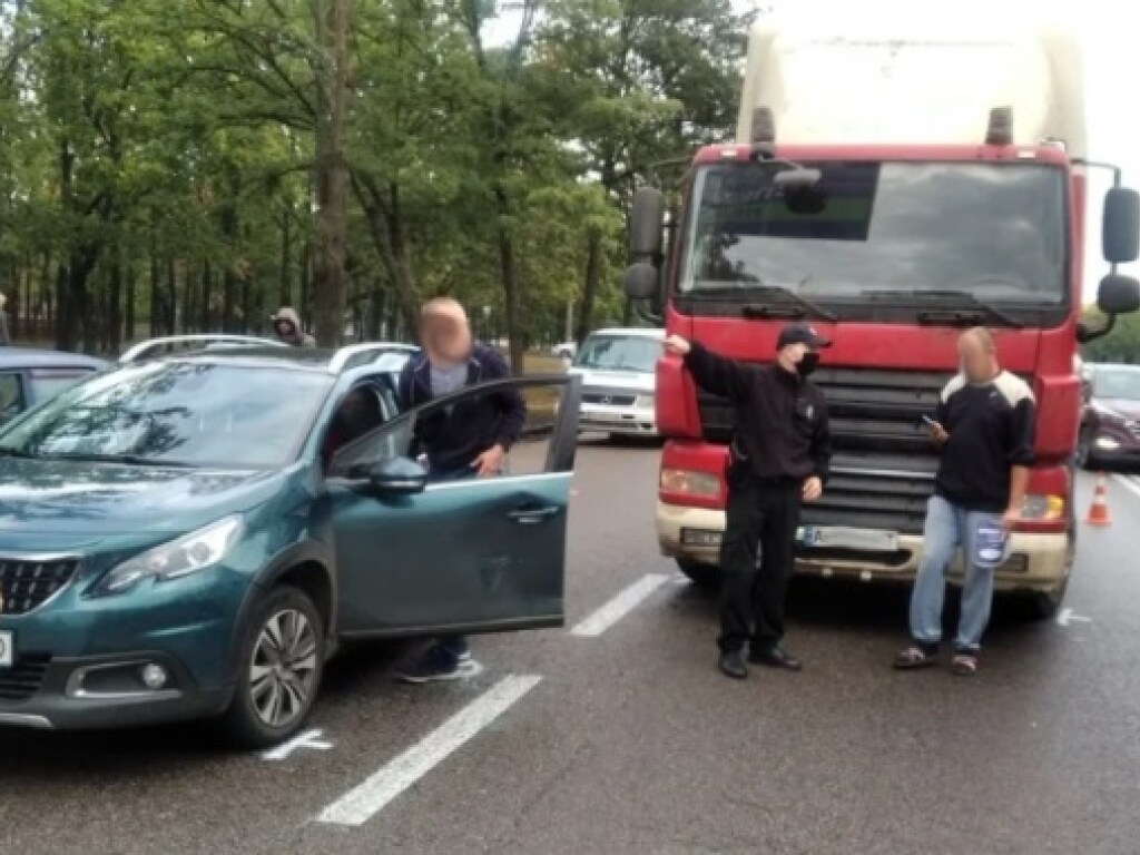 В Николаеве на Богоявленском проспекте не разминулись автомобиль Peugeot и грузовик DAF (ФОТО)