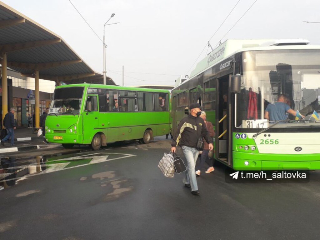 Водитель автобуса не заметил другой транспорт: В Харькове столкнулись маршрутка и троллейбус (ФОТО)